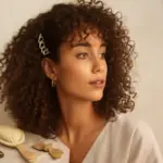 Moda capelli ricci: quali accessori esaltano davvero la naturalezza senza spezzare le punte