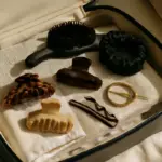 Accessori per capelli da viaggio: come occupano poco spazio e rendono ogni look versatile