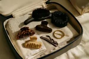 Accessori per capelli da viaggio: come occupano poco spazio e rendono ogni look versatile