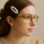 Come funziona l’abbinamento accessori per capelli e occhiali? Evita i contrasti che appesantiscono il viso