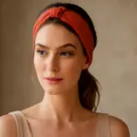 Fasce con nodo centrale: il motivo per cui slanciano il viso secondo i migliori hairstylist