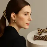 Quali accessori per capelli a stampa geometrica valorizzano look formali? Il dettaglio trendy che sorprende