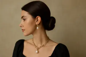 Cosa indossare con capelli raccolti bassi? Scopri gli accessori che valorizzano la grazia del collo