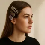 Fermagli geometrici in resina: dettagli moderni per chi ama un look originale ma sobrio