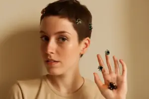 Pinze mignon per capelli cortissimi: la mini soluzione che permette di variare stile ogni giorno