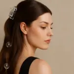 Come sfruttare gli accessori trasparenti sui capelli lunghi? Il trucco raffinato per non appesantire il risultato