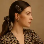 Accessori per capelli fantasia animalier: accendi il look seguendo una regola di abbinamento che funziona
