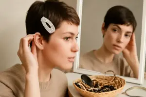 Come scegliere accessori per capelli per tagli pixie? Il dettaglio che rende unica anche la chioma più corta